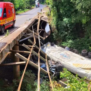 Motorista fica em estado grave após caminhão cair de ponte - Reprodução/ Bombeiros