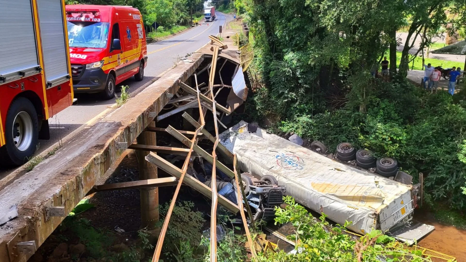 Polícia Rodoviária apontou que velocidade incompatível com curva teria causado o acidente