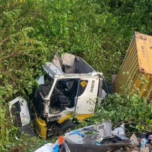 Motorista fica preso às ferragens após carreta capotar