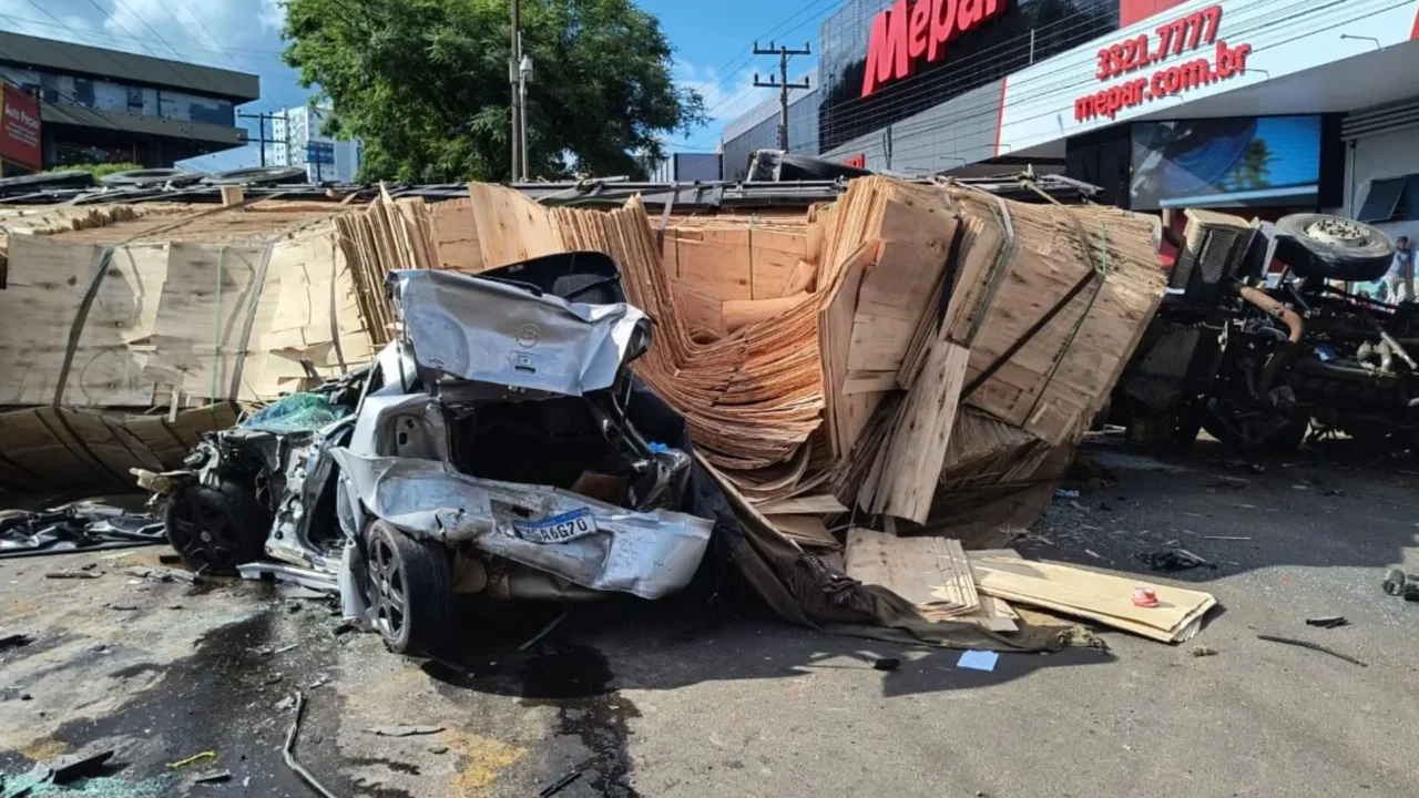 MPSC denuncia motorista após carreta sem freios atingir 12 carros