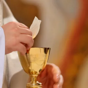 Padre suspeito de importunação sexual contra jovens é denunciado em SC- Foto: Canva