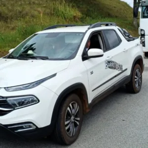 Picape com 'chifre de boi' no capô é flagrada em rodovia federal de Santa Catarina | Foto: PRF/Divulgação