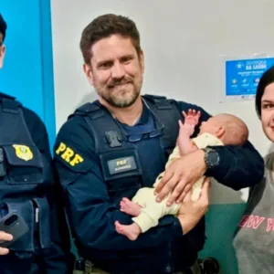 Recém-nascida é salva por policiais após engasgar na BR-101 | Foto: PRF/Divulgação