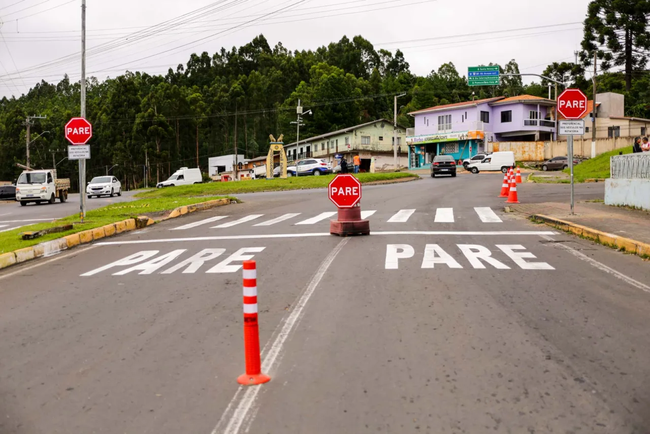 Rotatória do bairro Conte opera com nova sinalização em Lages