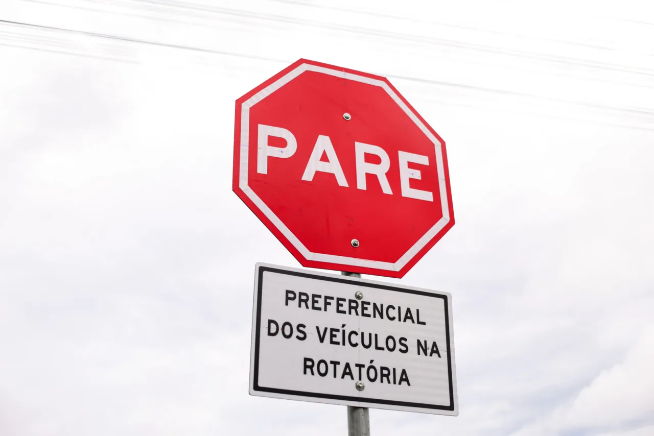 Rotatória do bairro Conte opera com nova sinalização em Lages