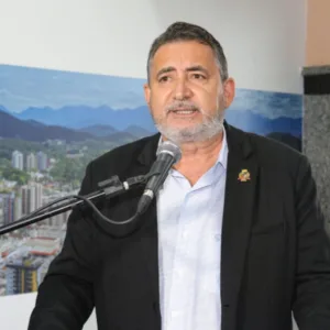 Secretário sai da gestão Adriano e vai ao Podemos