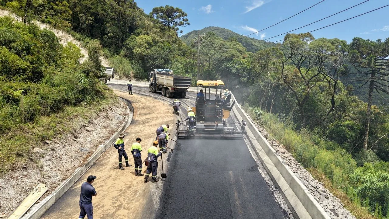 Serra do Corvo Branco recebe asfalto e concreto na SC-370