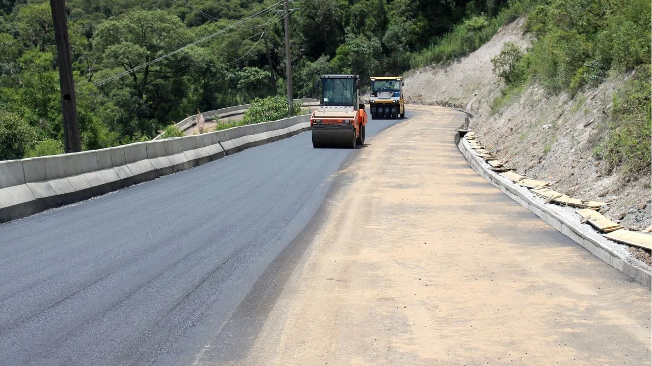 Serra do Corvo Branco recebe asfalto e concreto na SC-370