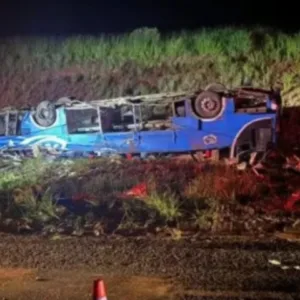 Sobe o número de mortos em acidente com ônibus com destino a SC - Foto: Divulgação/Pelotão de Bombeiros de Marília