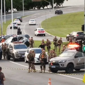 Suspeito morre após tiroteio com PM em Florianópolis
