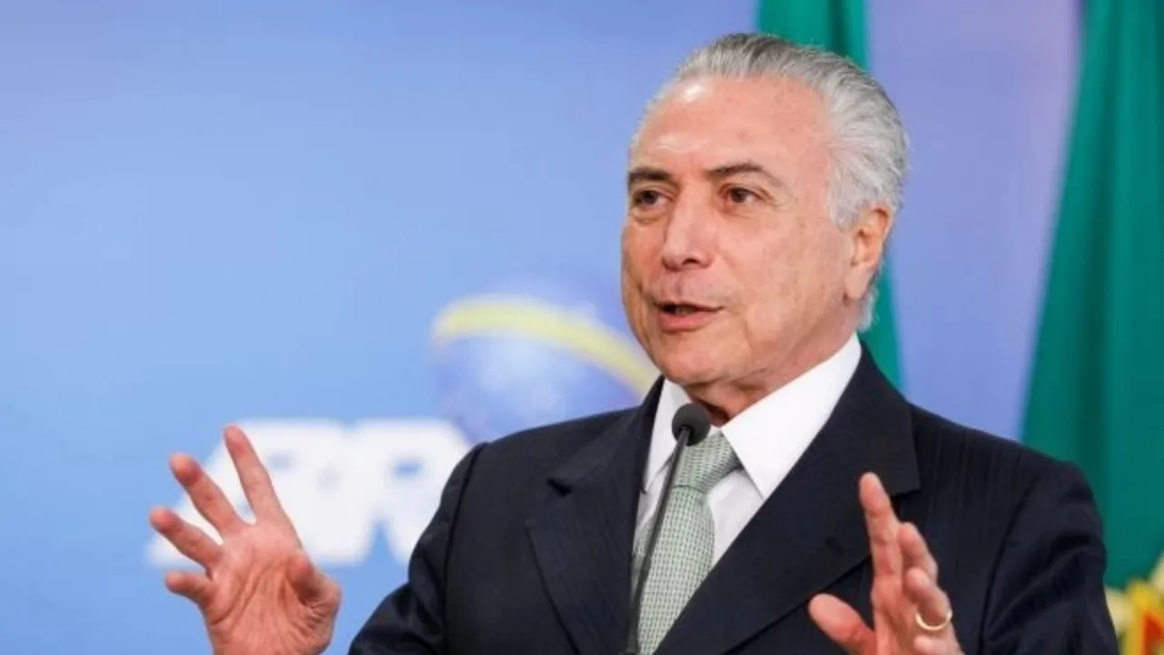 Temer reage após ser retratado em desfile na Sapucaí