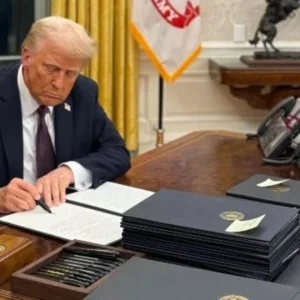 Trump anuncia nova tarifa global após decisão da Suprema Corte.| Foto: Reprodução Redes Sociais SBT News / Divulgação