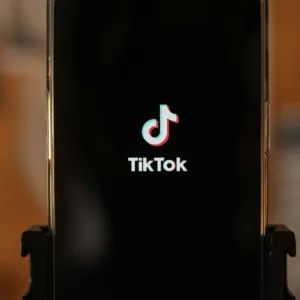 União Europeia acusa TikTok de usar recursos viciantes e pode forçar app a mudar