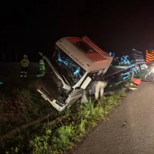 Motorista morre após tombamento de caminhão na BR-116 em Correia Pinto | Foto: 5º BBM