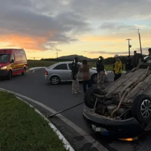 Colisão entre dois veículos deixa duas pessoas feridas na BR-282 em Lages | Foto: 5º BBM