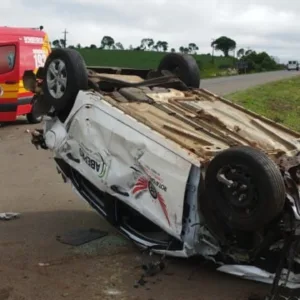 Carro capota após colisão com caminhão na BR-470 em Campos Novos | Foto: 2º BBM
