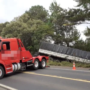 Acidente entre carro e caminhão deixa motorista morto na BR-280 (1)