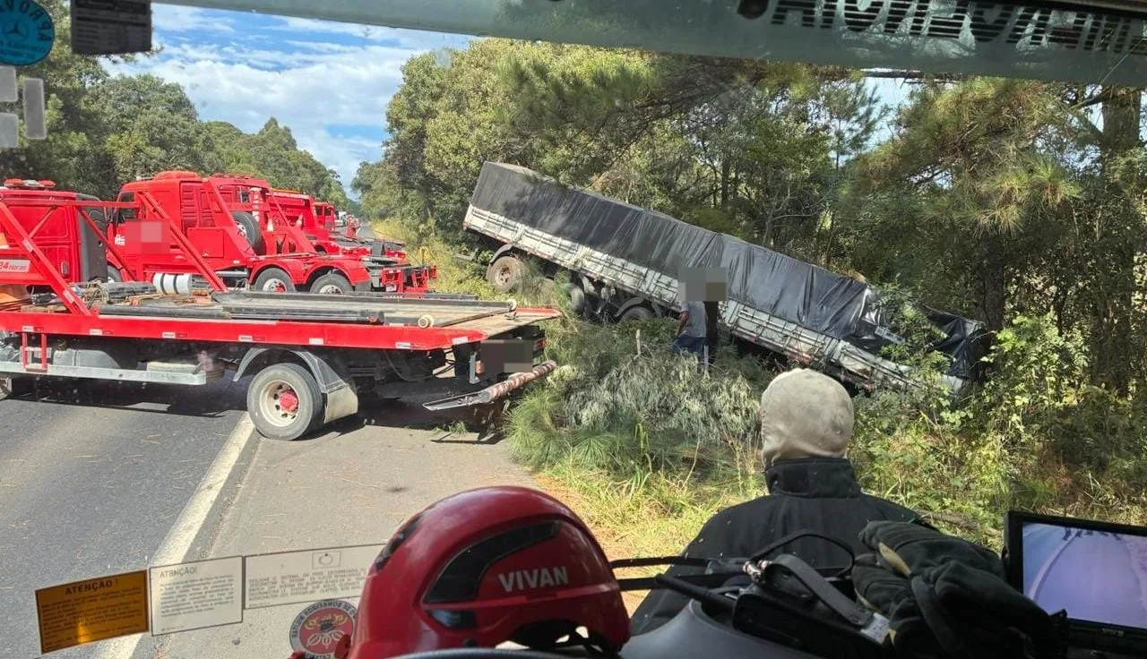 Acidente entre carro e caminhão deixa motorista morto na BR-280 (1)