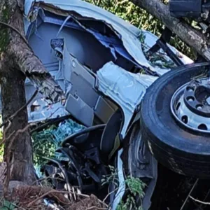 Acidente na BR-282 deixa motorista preso em cabine por duas horas