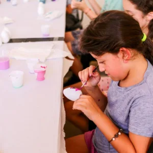 Alunos pintam 5 mil ovos para decorar o Centro de Lages