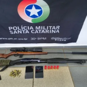Após agredir mulher por dias, homem é preso e armas são apreendidas em SC