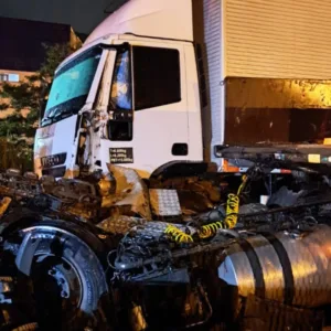 Cabine de carreta é arrancada em acidente com quatro caminhões na BR-101