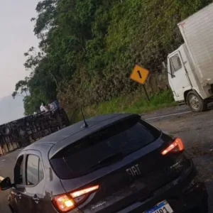 Caminhão tomba e bloqueia a BR-101 em Biguaçu | Foto: X.com/Ricardo Pastrana
