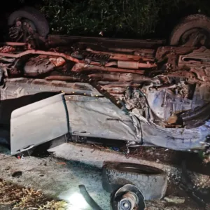 Caminhonete capota na Curva da Santa, na BR-282 após bater em caminhão