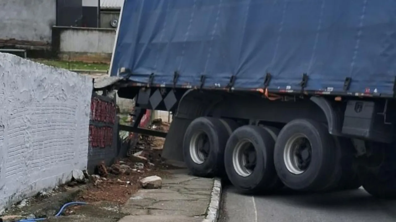 Carreta com carga de cerveja bloqueia rua em São José