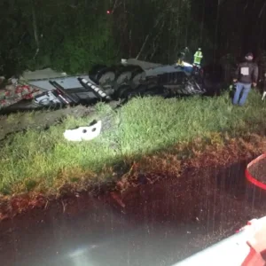 Carreta sai da pista e motorista fica preso às ferragens na BR-116