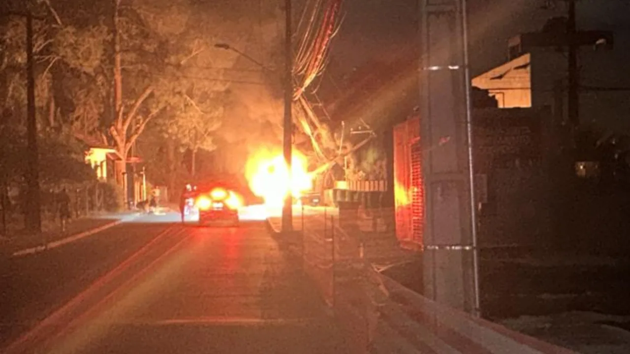 Carro bate contra poste e pega fogo em Florianópolis