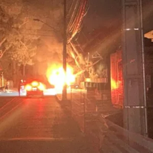 Carro bate contra poste e pega fogo em Florianópolis