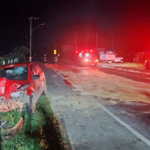 Carro bate em poste e deixa motorista ferido em São Joaquim | Foto: PMRv Serra