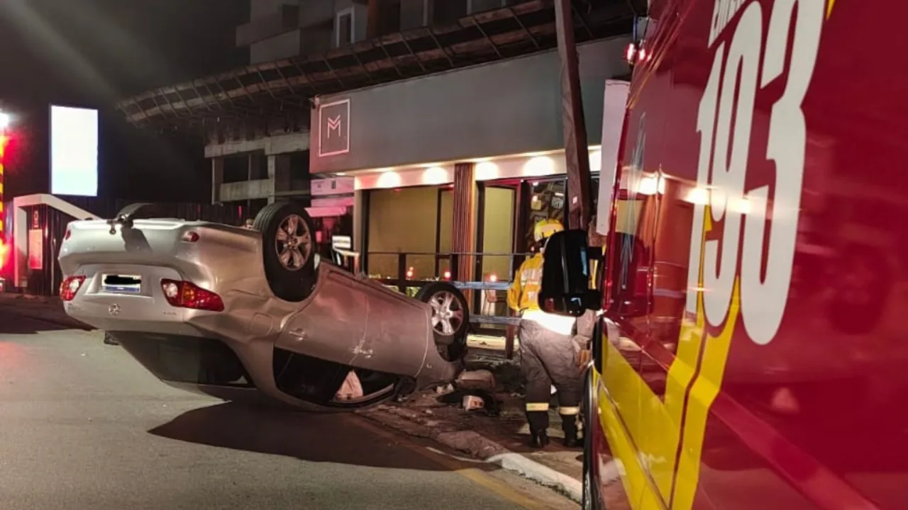 Carro capota e bate contra muro em São José