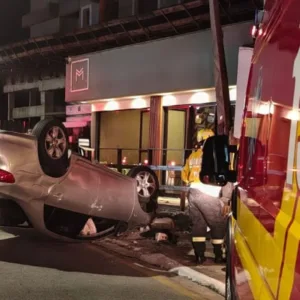 Carro capota e bate contra muro em São José