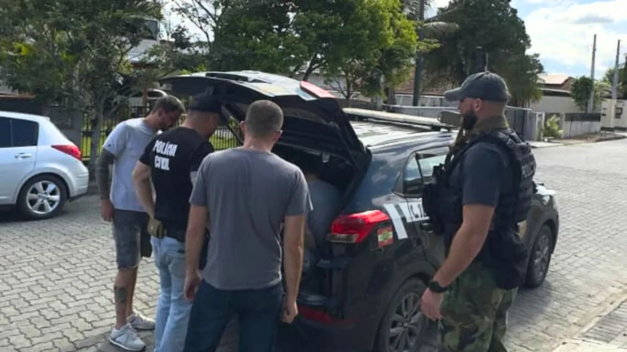 Casal suspeito de furtar veículos de luxo é preso em Joinville