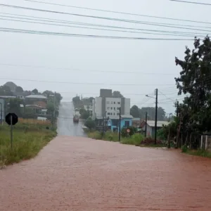 Chuva intensa provoca alagamentos em ruas de Xanxerê; veja fotos