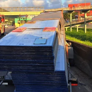 Ciclista morre em SC após ser atingido por carga de veículo