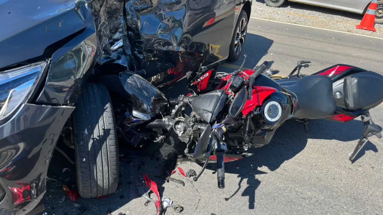 Colisão na SC-437 termina com motociclista morto e passageira ferida