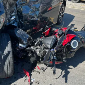 Colisão na SC-437 termina com motociclista morto e passageira ferida