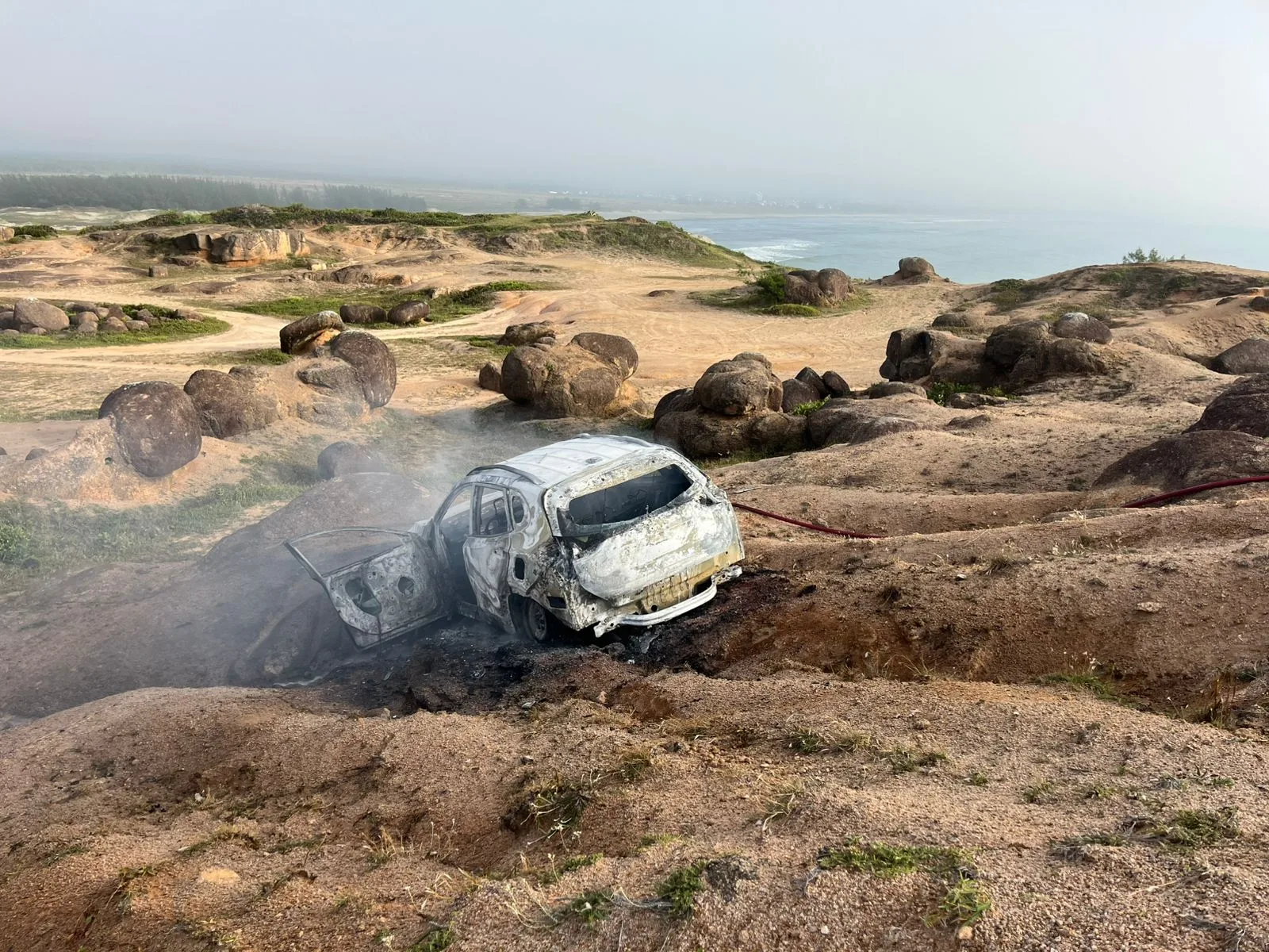 Corpo carbonizado é encontrado dentro de carro em SC (1)