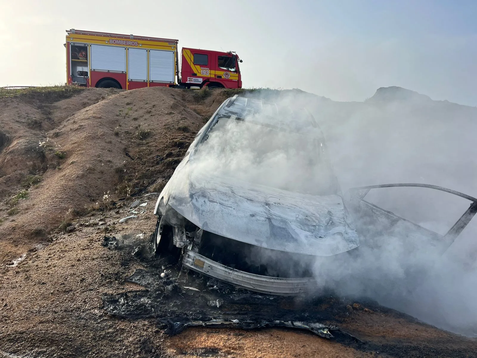 Corpo carbonizado é encontrado dentro de carro em SC (1)
