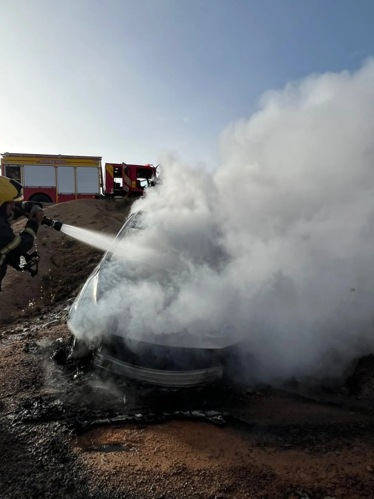 Corpo carbonizado é encontrado dentro de carro em SC (1)