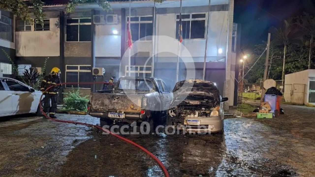 Criminosos incendeiam dois carros em frente à delegacia, em Florianópolis