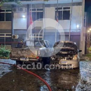 Criminosos incendeiam dois carros em frente à delegacia, em Florianópolis