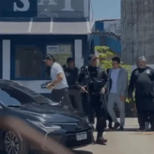 Em novembro de 2025, Daniel Vorcaro foi solto após ser preso pela primeira vez pela Polícia Federal