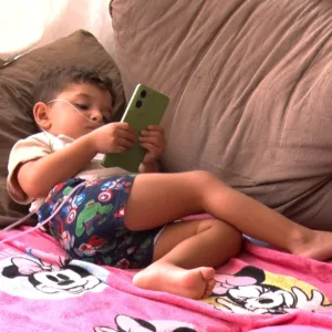 Empresário parceiro do SCC SBT doa cadeira a menino com hipotonia muscular