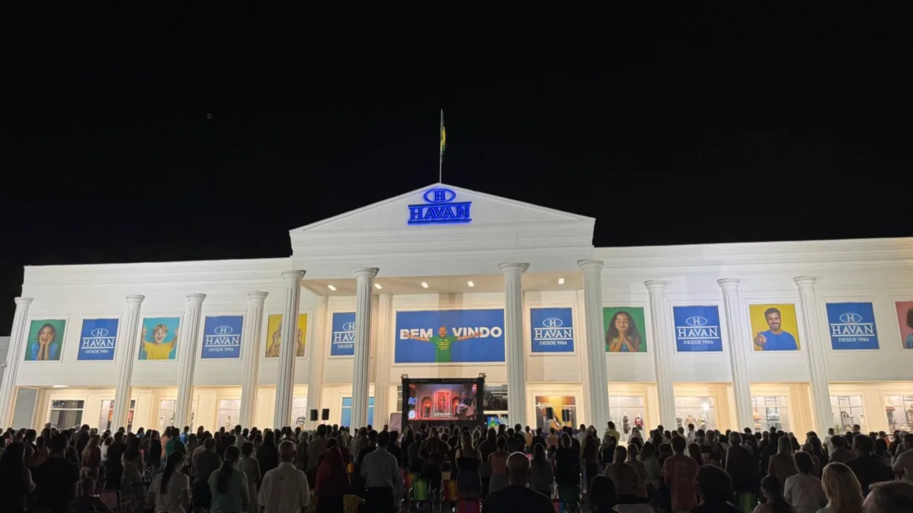 Fiéis lotam Havan de Brusque para rosário de madrugada