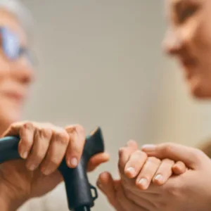 Florianópolis lança curso para cuidadores de idosos.| Foto: Banco de imagens do Canva