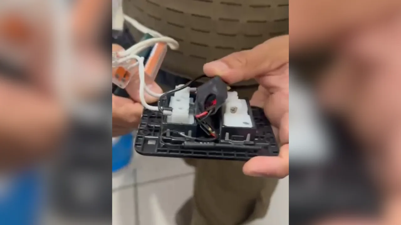 Funcionária descobre microcâmera escondida no banheiro de empresa em SC